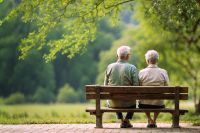 Foto: Rentner auf Parkbank