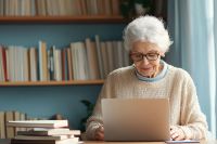 Foto: Ältere Frau vor Laptop