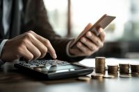 Foto: Mann mit Taschenrechner